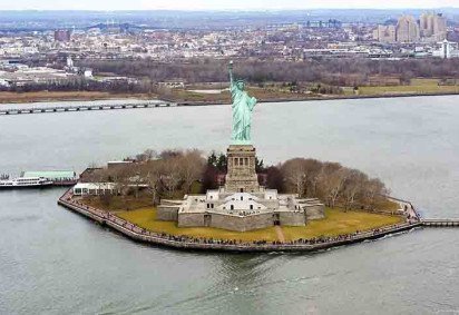 Muitas cidades possuem monumentos históricos que as representam, sendo verdadeiros cartões-postais para turistas. Quem embarca rumo à Nova York, não pode deixar de incluir na programação uma visita à Estátua da Liberdade, uma das principais atrações turísticas com seus 93 metros de altura. -  (crédito:  Ramey Logan/Wikimédia Commons)