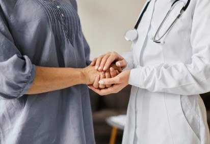 O processo, geralmente conduzido por médicos ou enfermeiros, é rápido e feito com o consentimento do paciente até o último momento.  -  (crédito: Freepik)