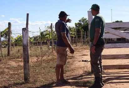 Agentes do Ibama instruem moradores sobre a segurança dos animais criados na região        -  (crédito:  Bruna Gaston/CB/D.A Press)