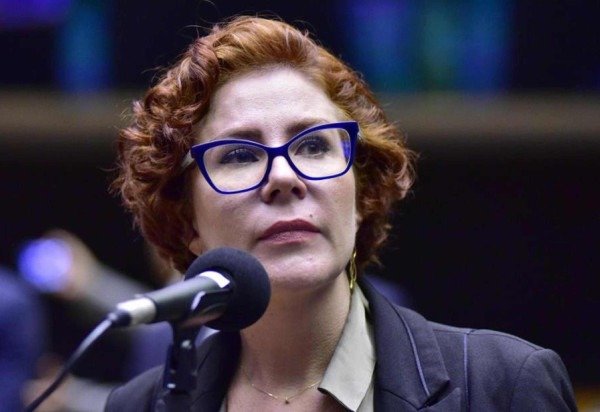 A parlamentar está atualmente na Itália e é considerada foragida da Justiça brasileira - (crédito: Zeca Ribeiro/Câmara dos Deputados)