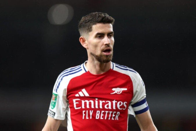 LONDON, ENGLAND - DECEMBER 18: Jorginho of Arsenal during the Carabao Cup Quarter Final match between Arsenal and Crystal Palace at Emirates Stadium on December 18, 2024 in London, England. (Photo by Alex Pantling/Getty Images)
Caption - (crédito: Getty Images) LONDON, ENGLAND - DECEMBER 18: Jorginho of Arsenal during the Carabao Cup Quarter Final match between Arsenal and Crystal Palace at Emirates Stadium on December 18, 2024 in London, England. (Photo by Alex Pantling/Getty Images)
Caption - (crédito: Getty Images)
