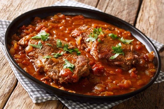 Bife de contrafilé ao molho de tomate (Imagem: Sergii Koval | Shutterstock) - (crédito: EdiCase) Bife de contrafilé ao molho de tomate (Imagem: Sergii Koval | Shutterstock) - (crédito: EdiCase)