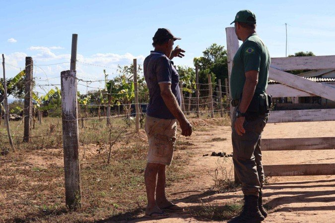 Agentes do Ibama instruem moradores sobre a segurança dos animais criados na região - (crédito: Bruna Gaston/CB/D.A Press) Agentes do Ibama instruem moradores sobre a segurança dos animais criados na região - (crédito: Bruna Gaston/CB/D.A Press)