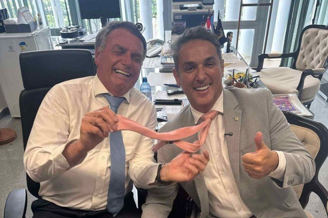O ex-presidente Jair Bolsonaro (esq.) ao lado do líder da oposição na Câmara, deputado Zucco (dir.) - (crédito: Reprodução/X) O ex-presidente Jair Bolsonaro (esq.) ao lado do líder da oposição na Câmara, deputado Zucco (dir.) - (crédito: Reprodução/X)