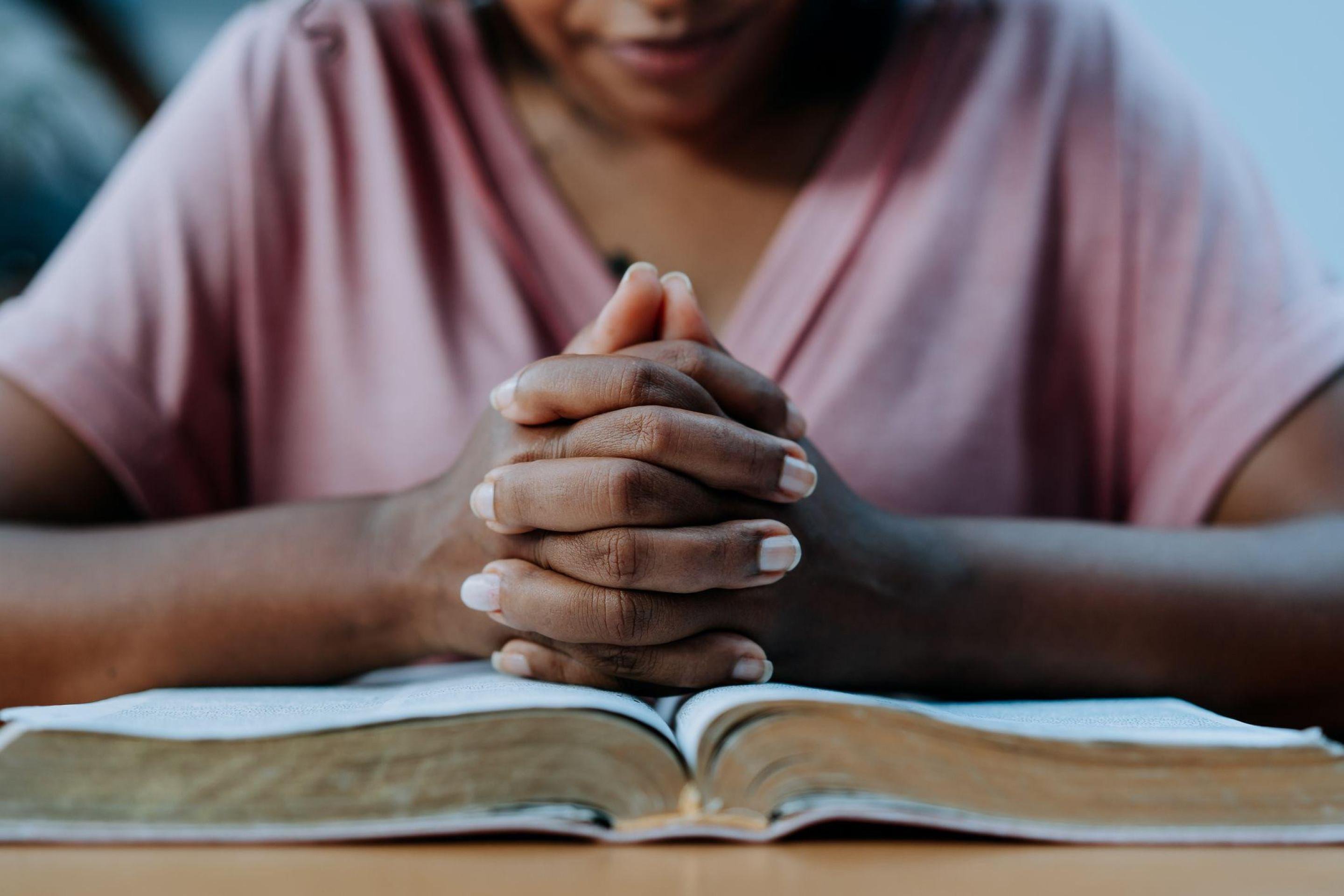 A Igreja Católica continua a perder fiéis, porém o ritmo do encolhimento diminuiu, segundo o Censo 2022 -  (crédito: BBC)