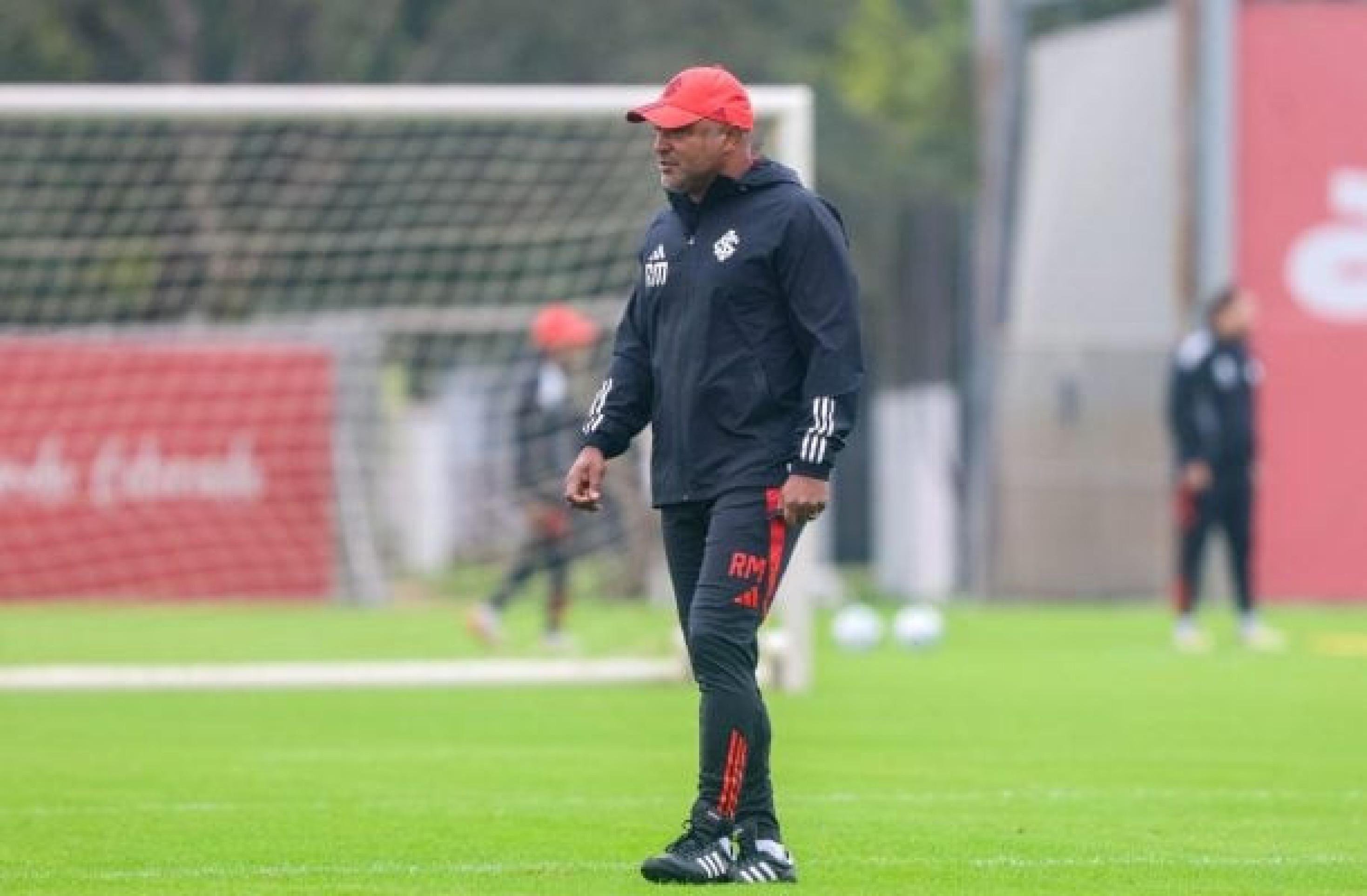 Com escassez de opções do meio para frente, Roger sofre para escalar o Inter