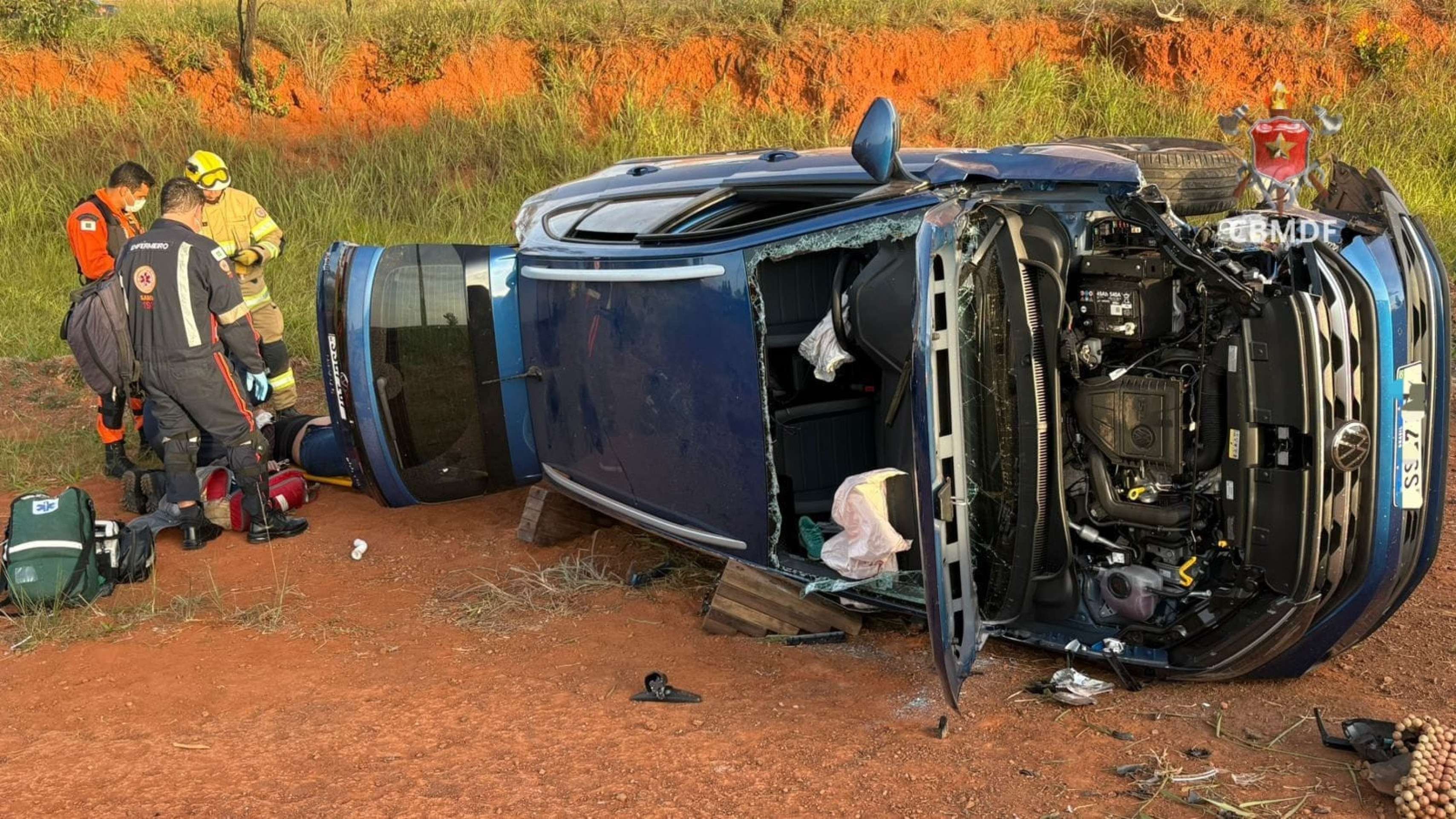 Colisão entre dois carros deixa três pessoas feridas na BR-020