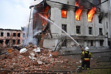 Bombeiro luta contra as chamas em usina atingida em Kharkiv  -  (crédito: Sergey Bobok/AFP)