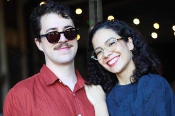 Juntos há oito anos, Stella, 29, e Patrick, 33, compartilham a vida e a profissão na escola -  (crédito: Arquivo Pessoal)