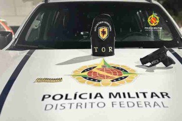 Homem é preso com pistola de uso restrito em Brazlândia - (crédito: PMDF/Divulgação) Homem é preso com pistola de uso restrito em Brazlândia - (crédito: PMDF/Divulgação)