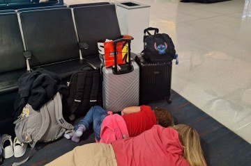 Sem hotel, comida ou informações claras, mais de 50 ageiros, incluindo crianças, aram a noite no aeroporto após embarque frustrado pela companhia americana -  (crédito: Material cedido ao Correio)