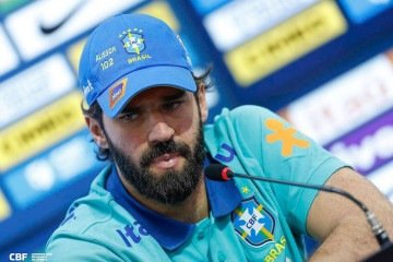 Alisson usou boné customizado com o número de convocações para a Seleção Brasileira -  (crédito: Rafael Ribeiro /CBF)