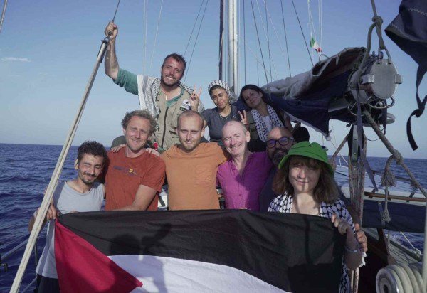 Reva Viard (segundo da esquerda para a direita), Thiago Ávila (de pé, atrás) e Greta Thunberg (D) estão no barco, que deve chegar a Gaza amanhã - (crédito: Coalizão da Flotilha da Liberdade)