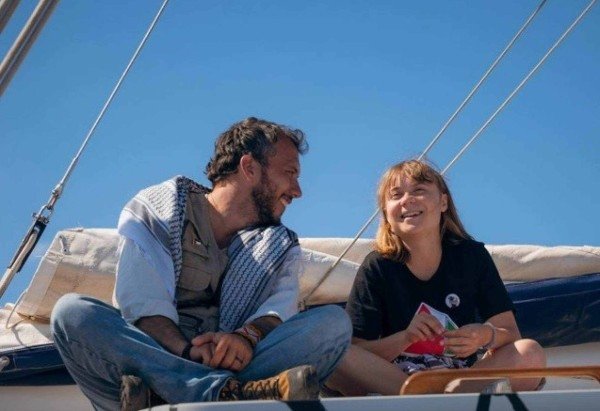 Thiago Ávila e a Greta Thunberg conversam no convés do veleiro - (crédito: Instagram)