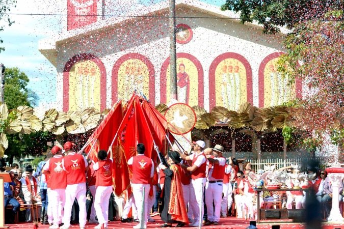 o momento da união das bandeiras representa a unidade da fé católica