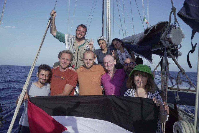 Reva Viard (segundo da esquerda para a direita), Thiago Ávila (de pé, atrás) e Greta Thunberg (D) estão no barco, que deve chegar a Gaza amanhã - (crédito: Coalizão da Flotilha da Liberdade) Reva Viard (segundo da esquerda para a direita), Thiago Ávila (de pé, atrás) e Greta Thunberg (D) estão no barco, que deve chegar a Gaza amanhã - (crédito: Coalizão da Flotilha da Liberdade)