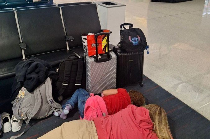 Sem hotel, comida ou informações claras, mais de 50 ageiros, incluindo crianças, aram a noite no aeroporto após embarque frustrado pela companhia americana - (crédito: Material cedido ao Correio) Sem hotel, comida ou informações claras, mais de 50 ageiros, incluindo crianças, aram a noite no aeroporto após embarque frustrado pela companhia americana - (crédito: Material cedido ao Correio)