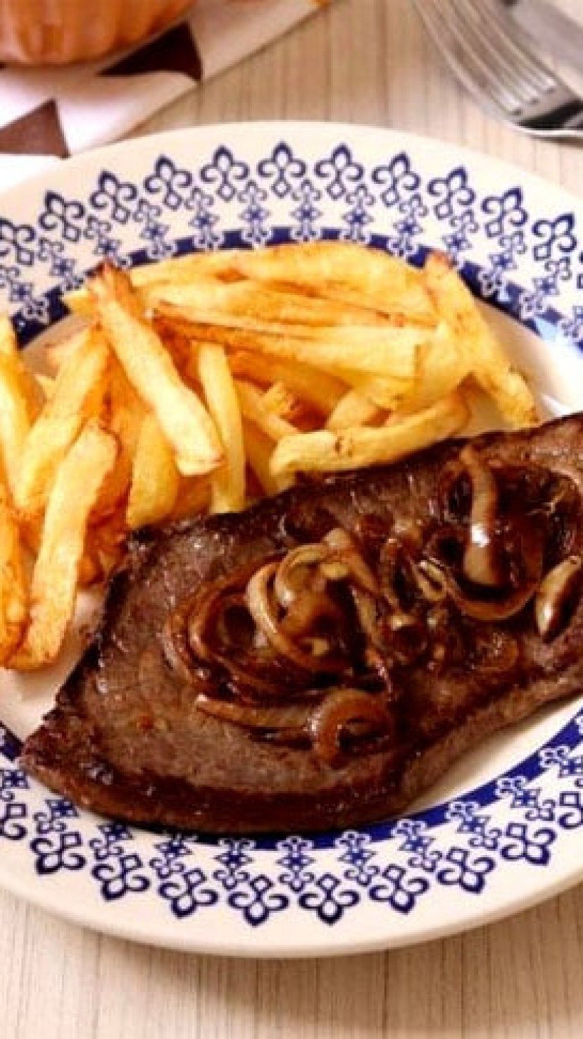 Bife e batata frita; Junta a proteÃ­na da carne com as propriedades energÃ©ticas da batata dÃ¡ um resultado irresistÃ­vel.  -  (crédito: ReproduÃ§Ã£o do site tudoreceitas.com/receita)