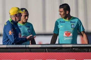 Carlo Ancelotti orienta Casemiro, como nos velhos tempos no relacionamento vitorioso no Real Madrid -  (crédito: Nelson Almeida/AFP)