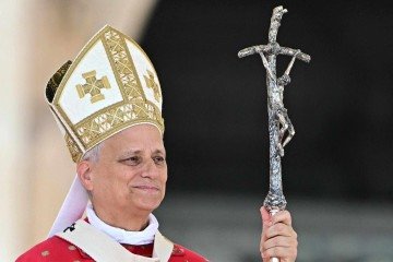 O Papa Leão XIV discursa para a multidão durante homilia na Praça de São Pedro
       -  (crédito: AFP)