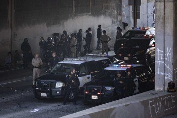  Demonstrators are being detained by law enforcement on the 101 freeway as protesters clash with law enforcement in the streets surrounding the federal building during a protest following federal immigration operations in Los Angeles, California, on June 8, 2025. US President Donald Trump deployed 2,000 troops on June 7 to handle escalating protests against immigration enforcement raids in the Los Angeles area, a move the state's governor termed 'purposefully inflammatory.' Federal agents clashed with angry crowds in a Los Angeles suburb as protests stretched into a second night Saturday, shooting flash-bang grenades and shutting part of a freeway amid raids on undocumented migrants, reports said. (Photo by ETIENNE LAURENT / AFP)
       -  (crédito:  AFP)