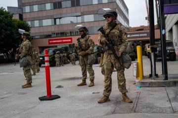 Tropas da Guarda Nacional em frente ao Centro de Detenção Metropolitano, MDC, em 8 de junho de 2025, em Los Angeles, Califórnia - (crédito: AFP) Tropas da Guarda Nacional em frente ao Centro de Detenção Metropolitano, MDC, em 8 de junho de 2025, em Los Angeles, Califórnia - (crédito: AFP)