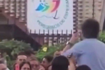 O atirador (C) aponta a arma para a cabeça de Uribe