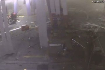 Carro explode em posto de gasolina na Praça da Cruz Vermelha, centro do Rio de Janeiro - (crédito: Reprodução/X) Carro explode em posto de gasolina na Praça da Cruz Vermelha, centro do Rio de Janeiro - (crédito: Reprodução/X)