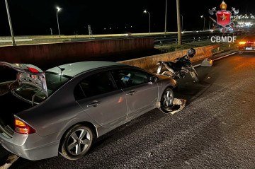 Colisão com carro deixa motociclista ferido -  (crédito: CBMDF/Divulgação)
