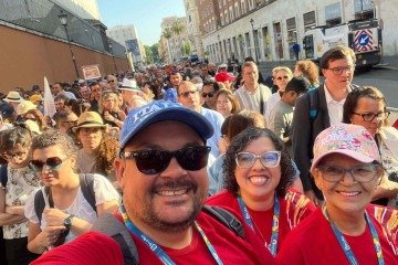 Liandro Baião, Giselle e Maria Isabel: a emoção de ver o papa Leão XIV de perto -  (crédito: Arquivo pessoal)