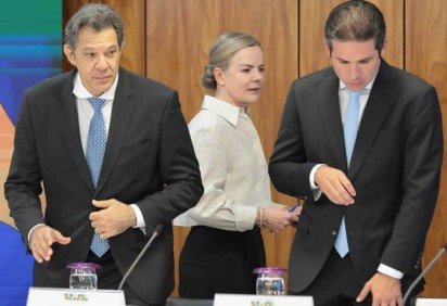 Haddad, Gleisi e Motta: queda de braço entre o Planalto e o Congresso perto de uma solução -  (crédito: Gil Ferreira/SRI)