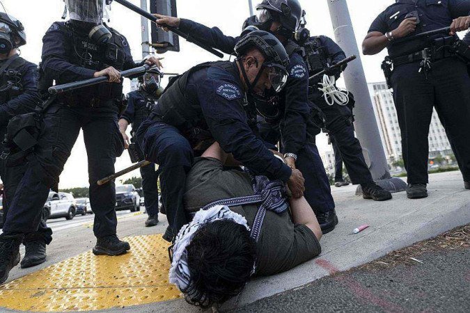 Trump envia Guarda Nacional para Los Angeles após confrontos em batidas contra imigrantes; o que se sabe - (crédito: BBC Geral) Trump envia Guarda Nacional para Los Angeles após confrontos em batidas contra imigrantes; o que se sabe - (crédito: BBC Geral)