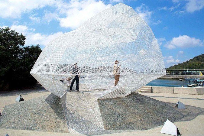 Outrora poluída e sofrendo com o despovoamento, Naoshima está agora repleta de instalações artísticas ousadas -  (crédito: Alamy)