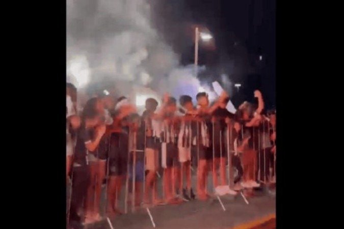 Torcedores saudaram o time do Botafogo a caminho do Mundial de Clubes - (crédito: Reprodução de vídeo TV Fogão Net ) Torcedores saudaram o time do Botafogo a caminho do Mundial de Clubes - (crédito: Reprodução de vídeo TV Fogão Net )