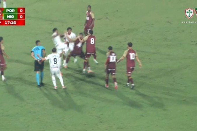 Xandinho dá uma voadora no zagueiro Eduardo, da Portuguesa - (crédito: Foto: Reprodução / Lusa TV) Xandinho dá uma voadora no zagueiro Eduardo, da Portuguesa - (crédito: Foto: Reprodução / Lusa TV)