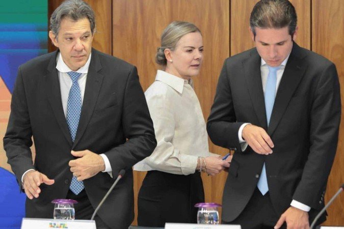 Haddad e Gleisi encontraram-se com Motta, neste domingo. Presidente da Câmara ameaça pautar derrubada do decreto amanhã - (crédito: Gil Ferreira/SRI) Haddad e Gleisi encontraram-se com Motta, neste domingo. Presidente da Câmara ameaça pautar derrubada do decreto amanhã - (crédito: Gil Ferreira/SRI)