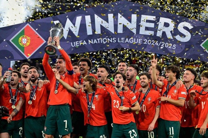 Cristiano Ronaldo se consolida como o líder de duas gerações campeãs de Portugal, na Eurocopa-2016 e na Liga das Nações da Uefa de 2025 - (crédito: John Macdougall/AFP) Cristiano Ronaldo se consolida como o líder de duas gerações campeãs de Portugal, na Eurocopa-2016 e na Liga das Nações da Uefa de 2025 - (crédito: John Macdougall/AFP)
