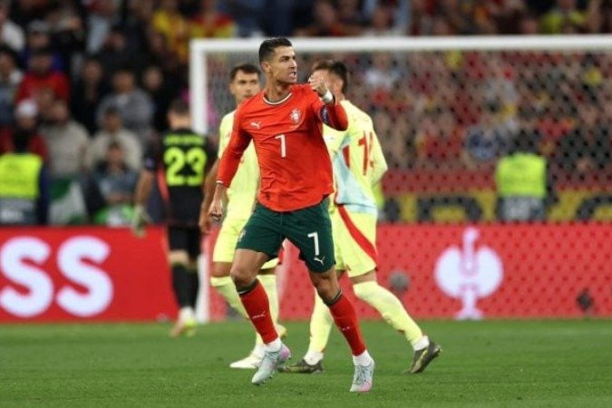 Craque Cristiano Ronaldo abraça técnico Roberto Martinez após título da Liga das Nações de Portugal -  (crédito: Foto: Alexander Hassenstein/Getty Images)