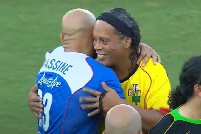 Ronaldinho abraça o segurançade Messi ao fim do jogo festivo - (crédito: Reprodução de vídeo) Ronaldinho abraça o segurançade Messi ao fim do jogo festivo - (crédito: Reprodução de vídeo)