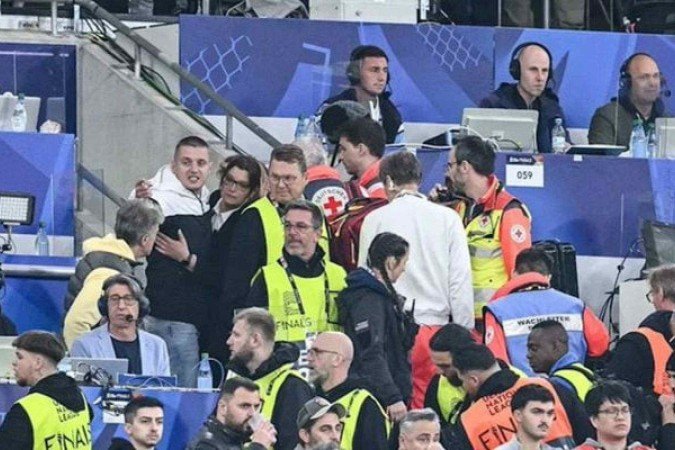 Torcedor português caiu da arquibancada durante a final em que a sua seleção bateu a Epanha e foi campeã - (crédito: Divulgação/ BILD) Torcedor português caiu da arquibancada durante a final em que a sua seleção bateu a Epanha e foi campeã - (crédito: Divulgação/ BILD)
