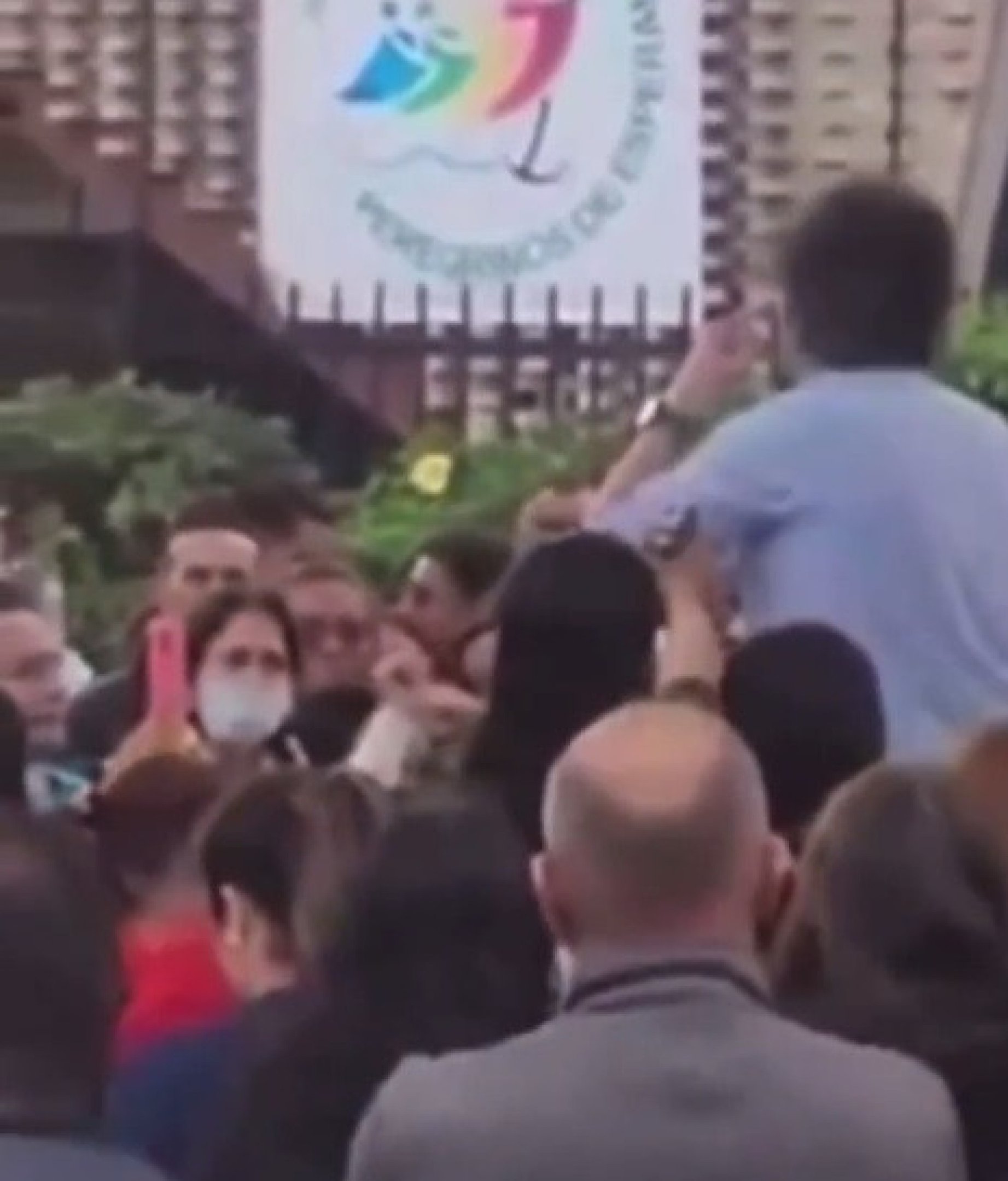 O atirador (C) aponta a arma em direção à cabeça de Miguel Uribe... 