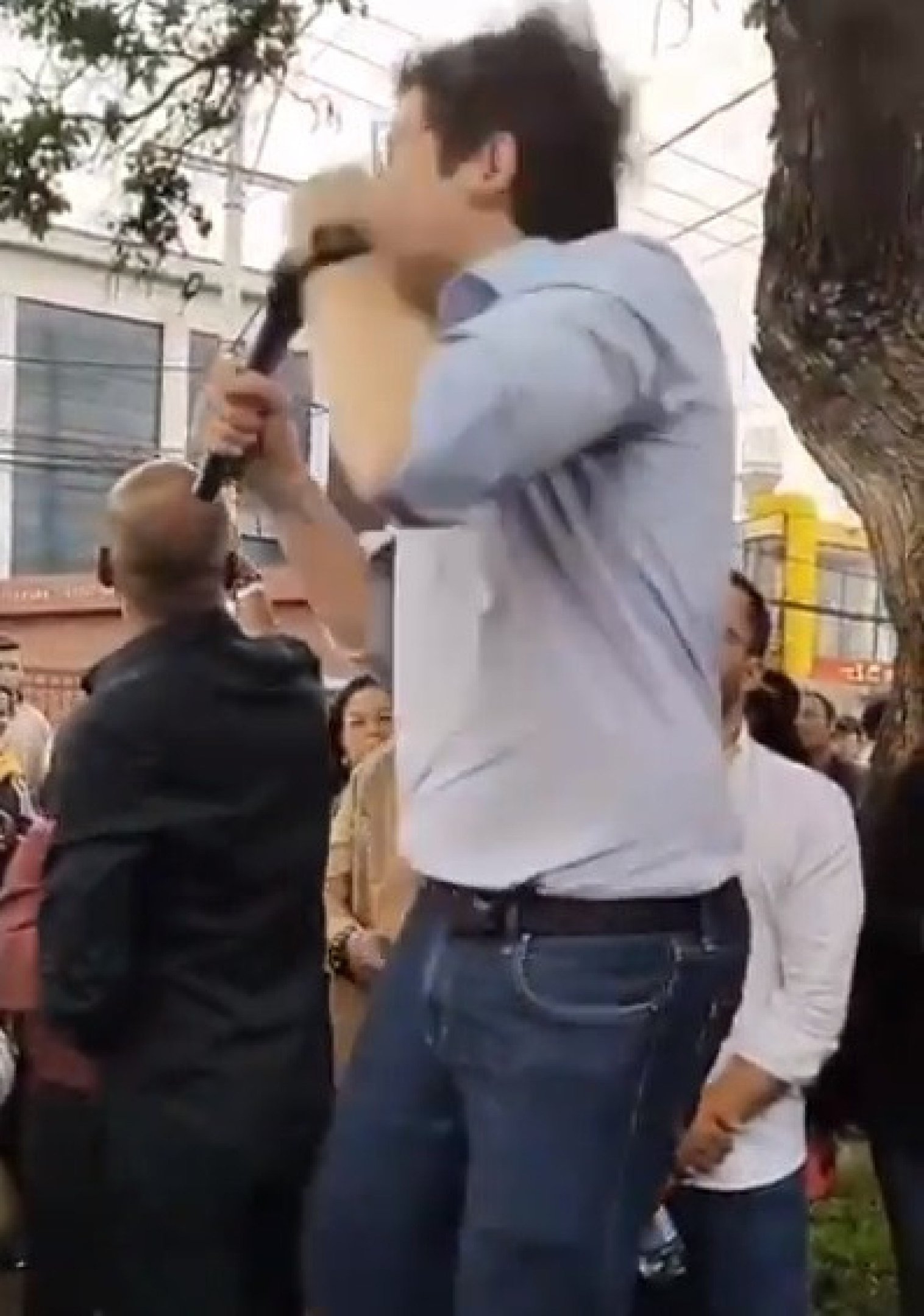 Em outro ângulo, o político é filmado recebendo o impacto de uma das balas... 