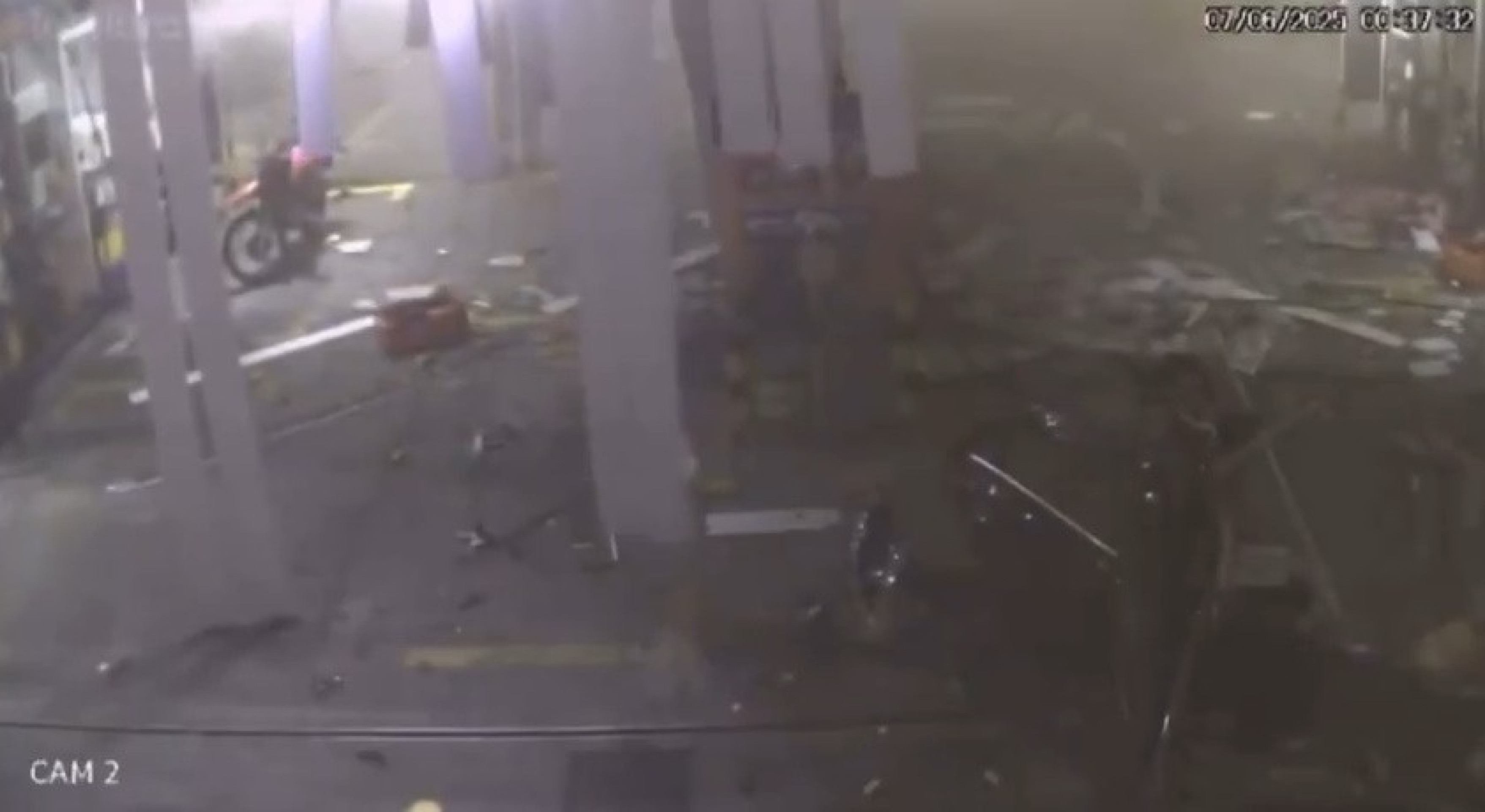 Carro explode durante abastecimento em posto de gasolina no Rio Carro explode durante abastecimento em posto de gasolina no Rio
