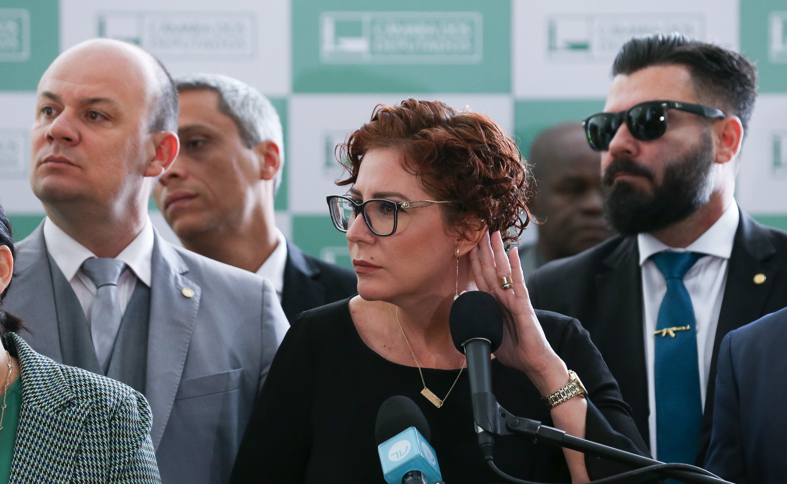 Carla Zambelli devolve apartamento funcional após mais de um mês foragida Carla Zambelli devolve apartamento funcional após mais de um mês foragida