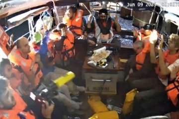 Uma imagem capturada de um vídeo divulgado pela Coalizão da Flotilha da Liberdade em 9 de junho de 2025 mostra ativistas a bordo do barco de ajuda humanitária Madleen, com as mãos no ar, com destino a Gaza, sendo interceptados pelas forças israelenses em águas internacionais antes de chegarem ao território palestino       -  (crédito: Freedom Flotilla Coalition/AFP)