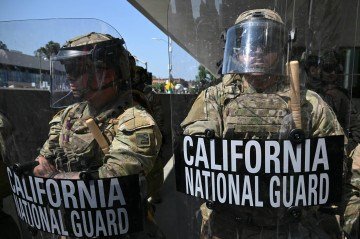 Membros da Guarda Nacional protegem edifício do governo federal, um dos focos dos protestos 
