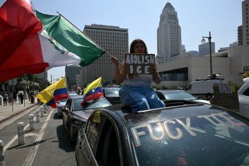 Imigrantes protestam com bandeiras do México e da Venezuela contra as detenções e deportações 