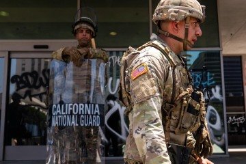 Soldados da Guarda Nacional em frente a um prédio federal enquanto os protestos continuam depois de três dias de confrontos com a polícia -  (crédito: SPENCER PLATT/Getty Images via AFP)