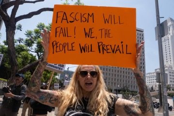 Manifestante exibe cartaz em alusão a Trump: 