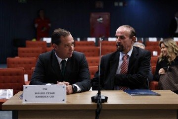 Mauro Cesar Barbosa Cid e o advogado Cezar Roberto Bitencourt durante depoimento nesta segunda-feira -  (crédito: ROSINEI COUTINHO/STF)